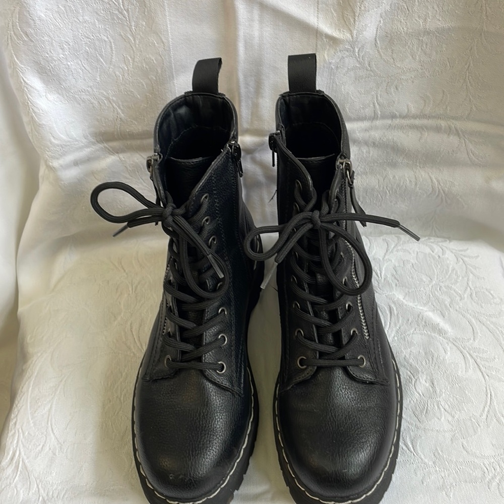 Union bay Women’s Combat boots in size 7